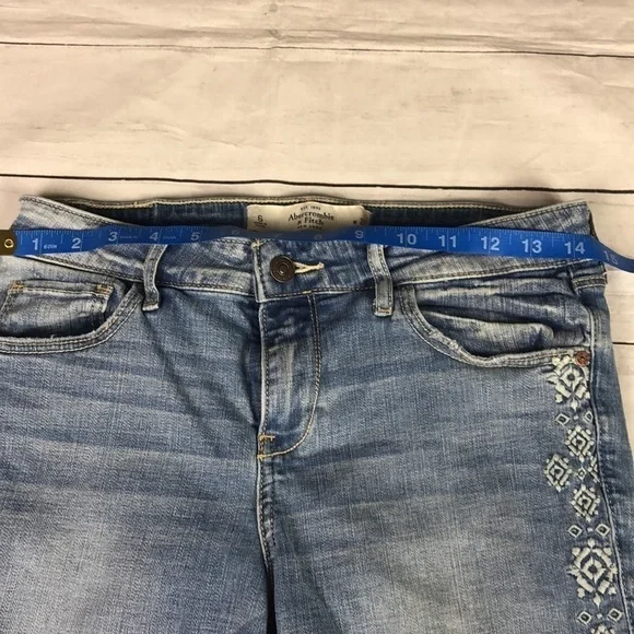 Abercrombie & Fitch Blue Jeans Embroidered Size 28 - Picture 4 of 10
